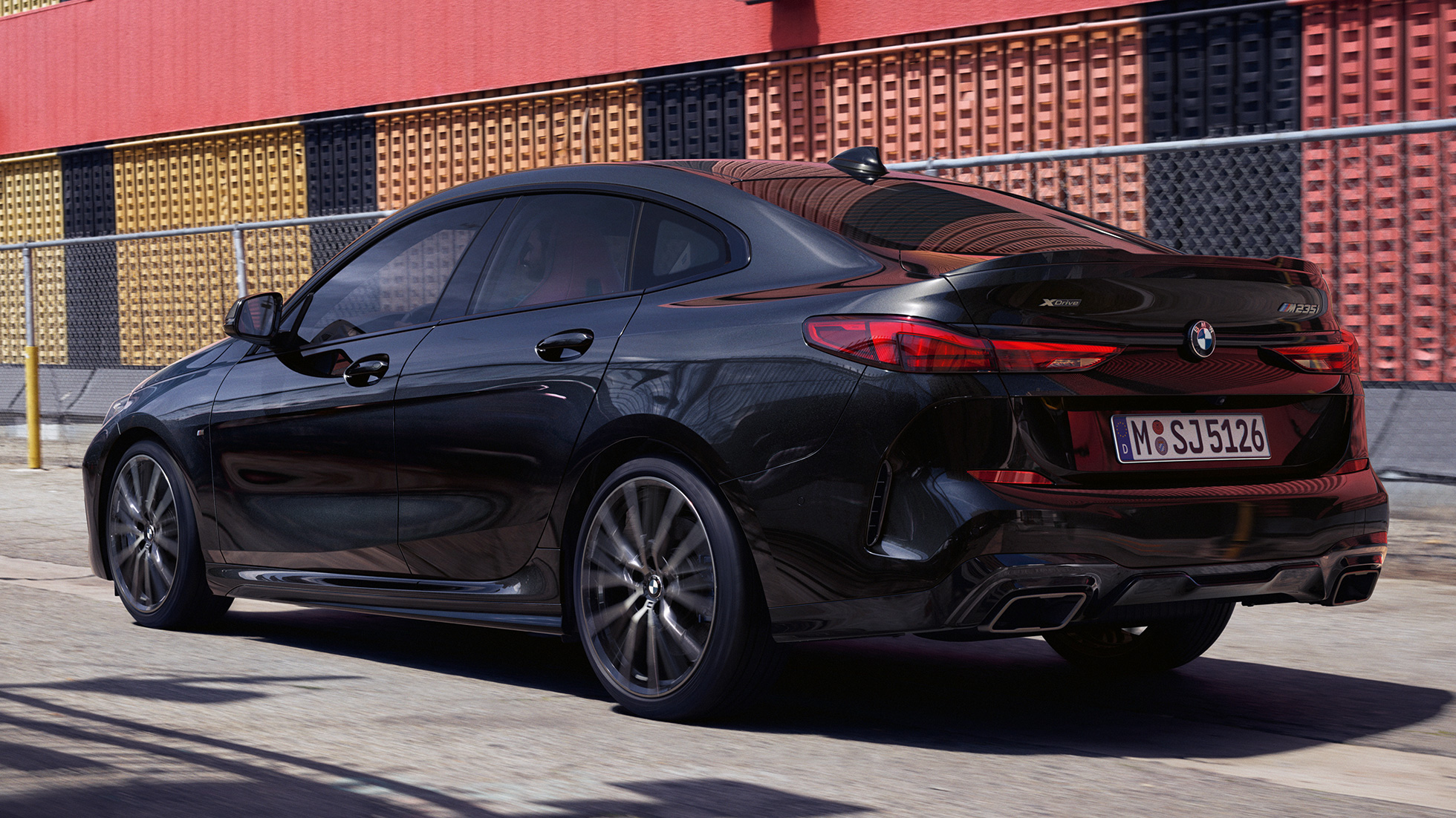Vista trasera de tres cuartos del BMW M235i xDrive Gran Coupé Vista trasera de tres cuartos del exterior del BMW M235i xDrive Gran Coupé 2020 Black Sapphire metálico F44
