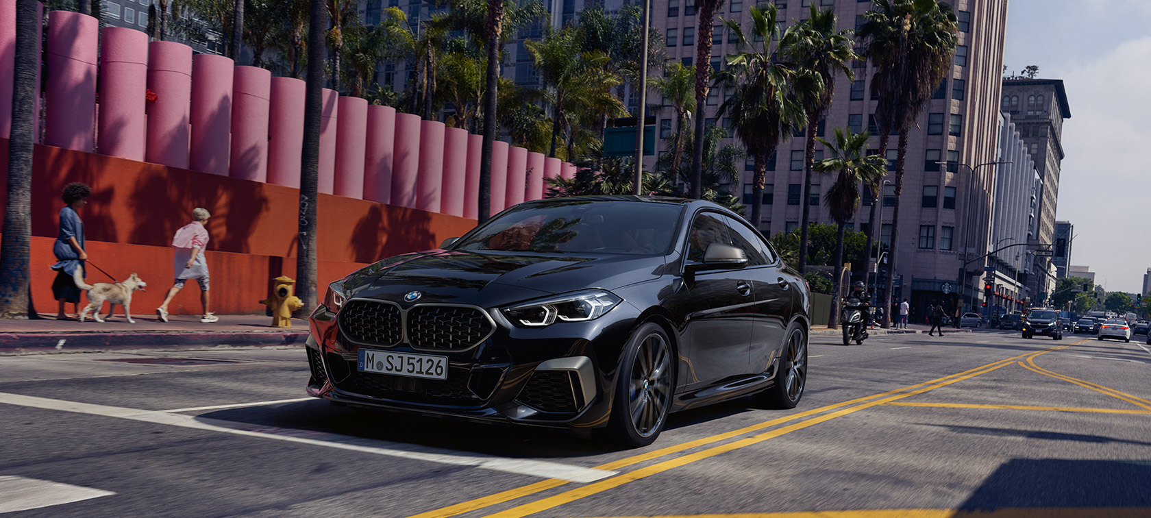 Vista frontal de tres cuartos del BMW M235i xDrive Gran Coupé Vista frontal de tres cuartos del BMW M235i xDrive Gran Coupé 2020 Black Sapphire metálico F44