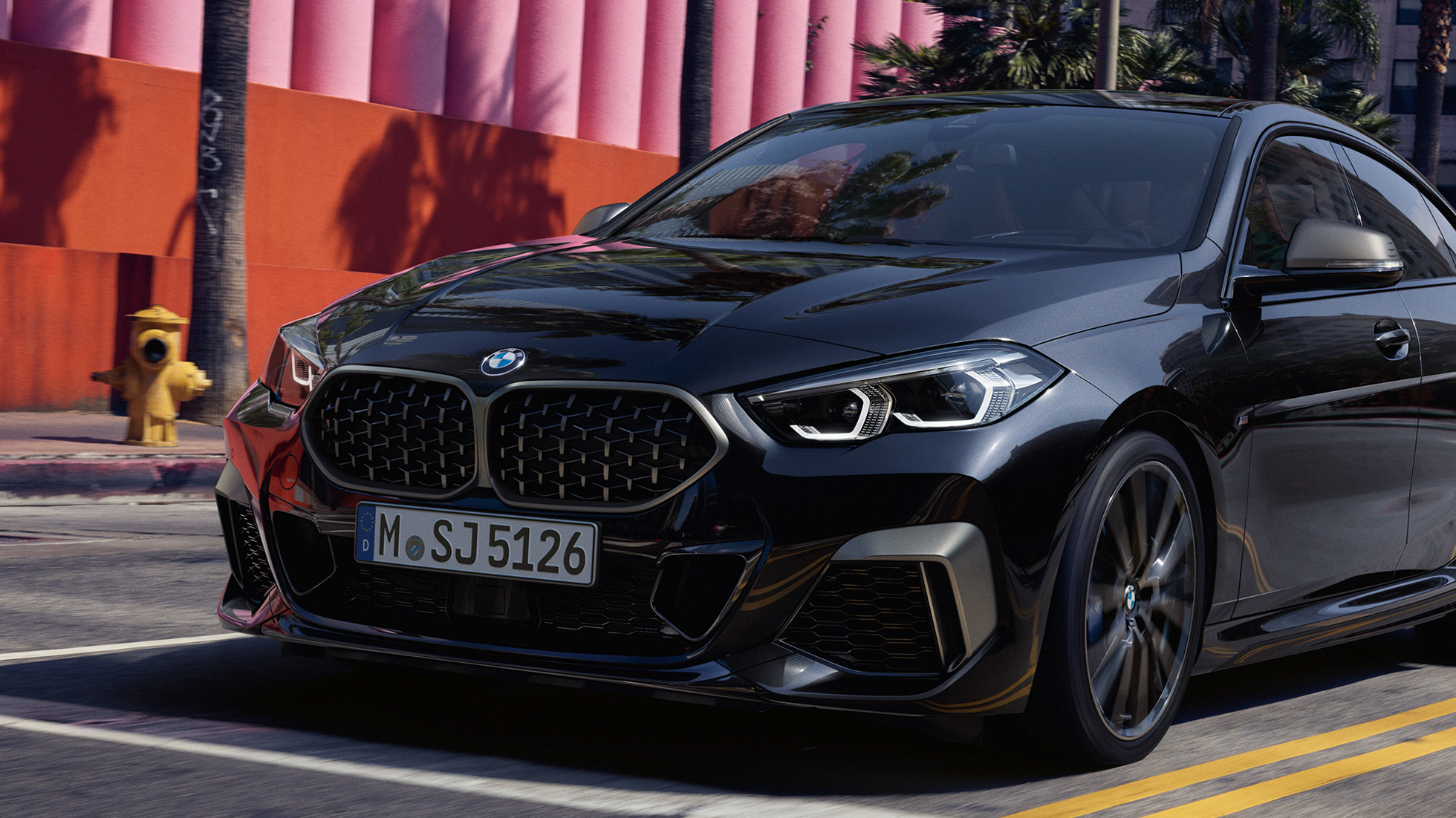 Diseño frontal del BMW M235i xDrive Gran Coupé Vista frontal de tres cuartos del diseño frontal del BMW M235i xDrive Gran Coupé 2020 Black Sapphire metálico F44