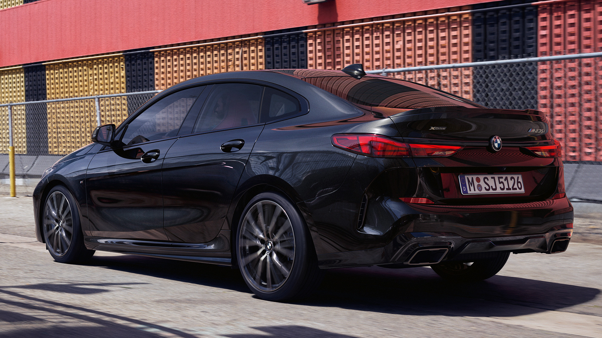 Línea coupé del BMW M235i xDrive Gran Coupé Vista lateral de tres cuartos de la línea coupé del BMW M235i xDrive Gran Coupé 2020 Black Sapphire metálico F44