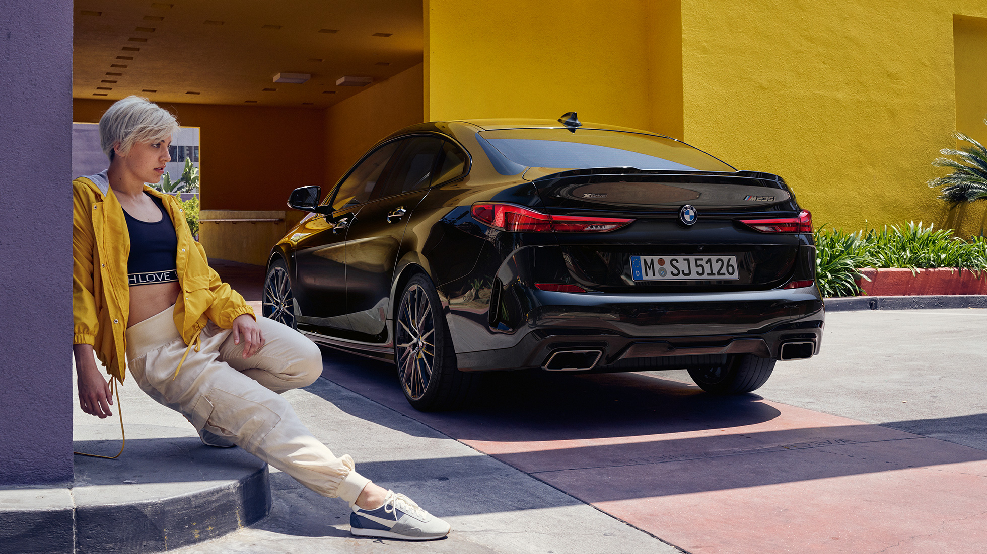 Sección trasera del BMW M235i xDrive Gran Coupé Vista trasera de tres cuartos de la atlética sección trasera del BMW M235i xDrive Gran Coupé 2020 Black Sapphire metálico F44
