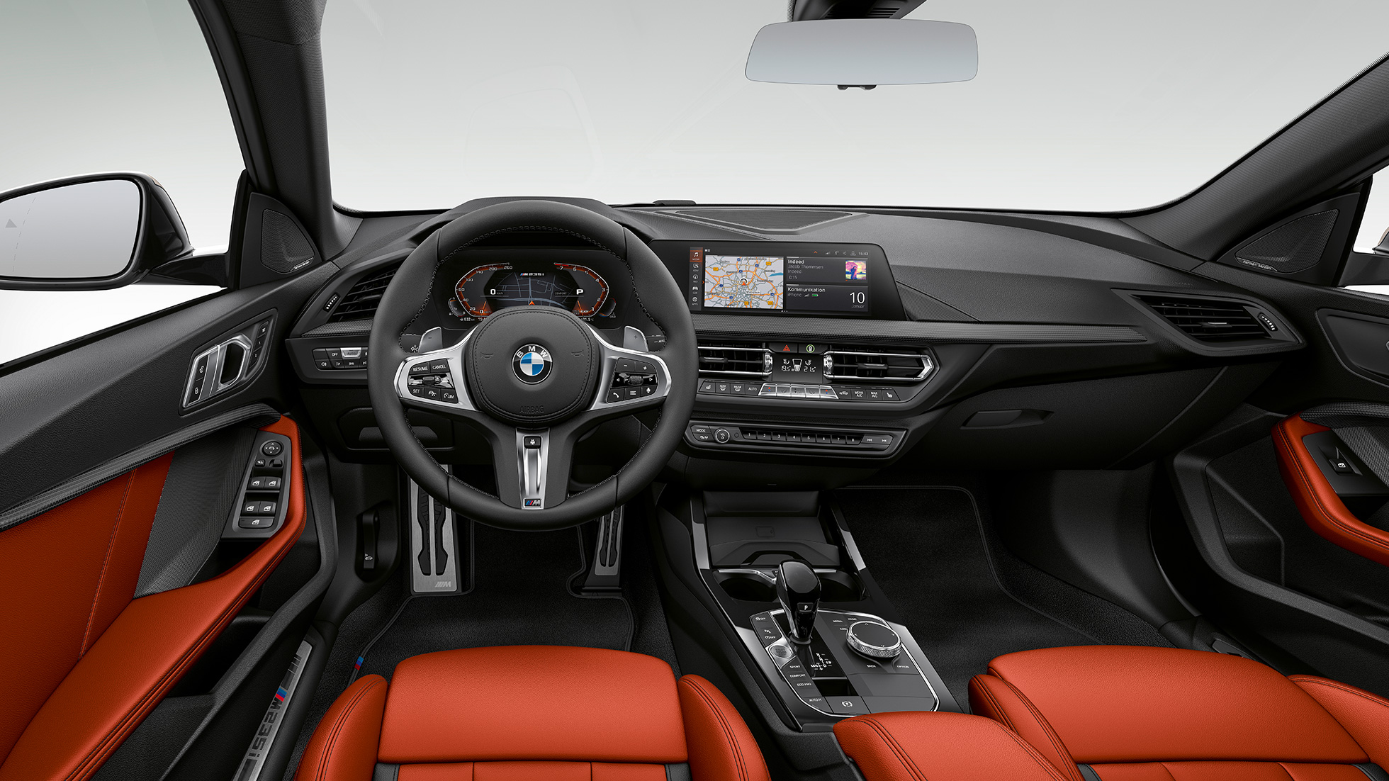 Cabina del BMW M235i xDrive Gran Coupé Cabina orientada al piloto en el interior del BMW M235i xDrive Gran Coupé 2020 F44