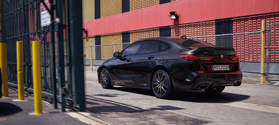 Paquete M Performance BMW M235i xDrive Gran Coupé F44 Paquete M Performance BMW M235i xDrive Gran Coupé F44 Black Sapphire metalizado, vista de tres cuartos del lateral