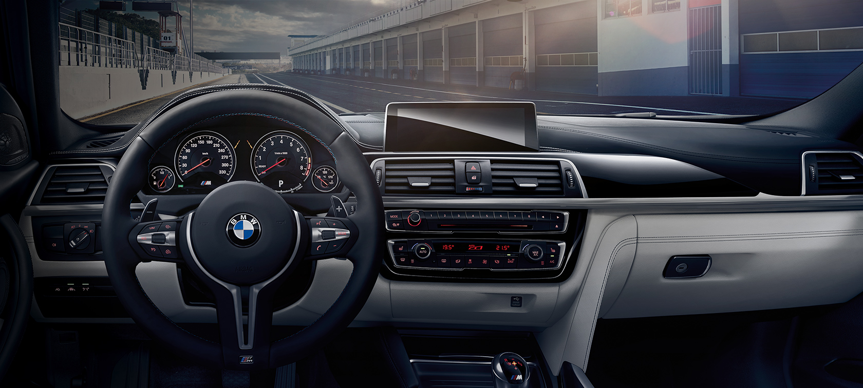 BMW M3 Sedán: detalle de interiores, volante y BMW Connecteddrive BMW M3 Sedán: detalle de interiores, volante y BMW Connecteddrive