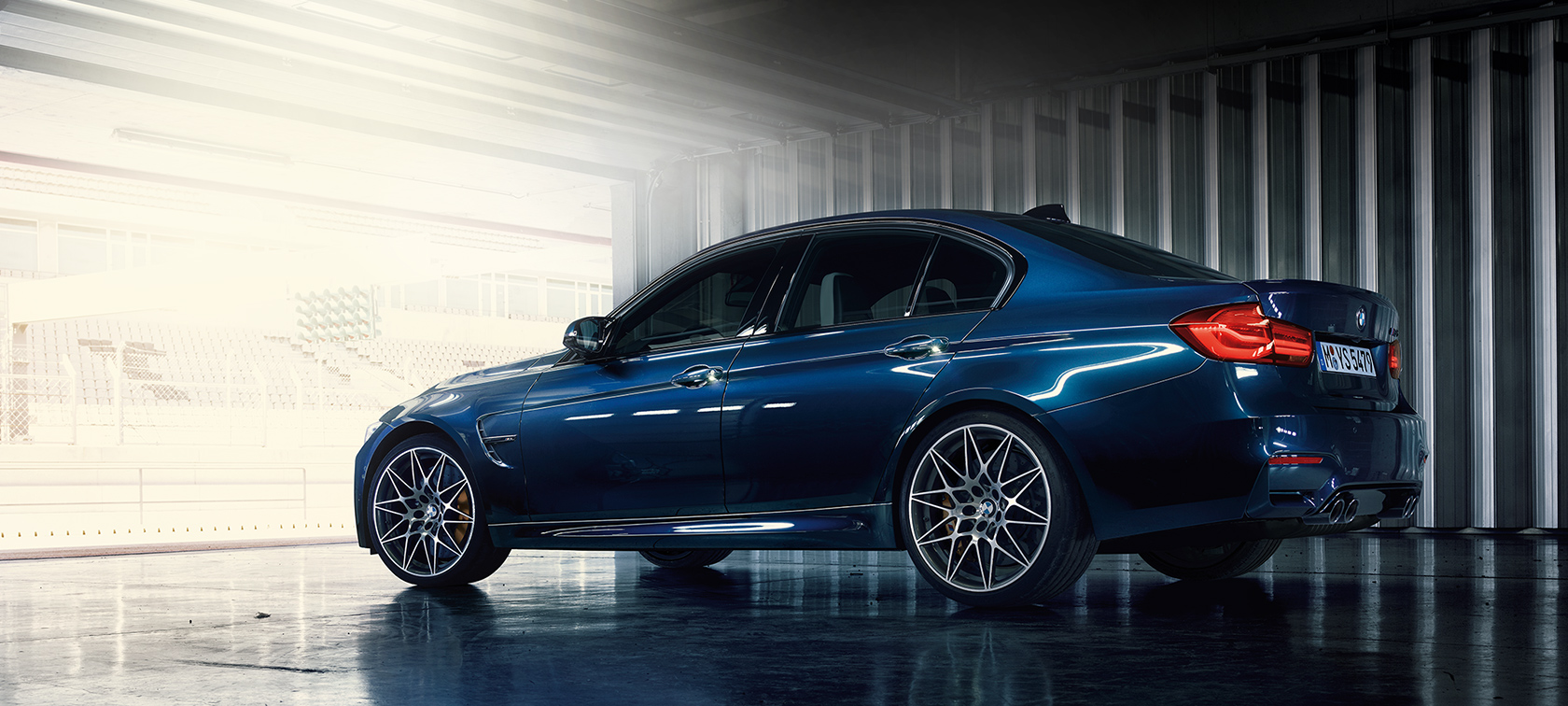 BMW M3 Sedán: vista lateral izquierda, puertas y llantas BMW M3 Sedán: vista lateral izquierda, puertas y llantas