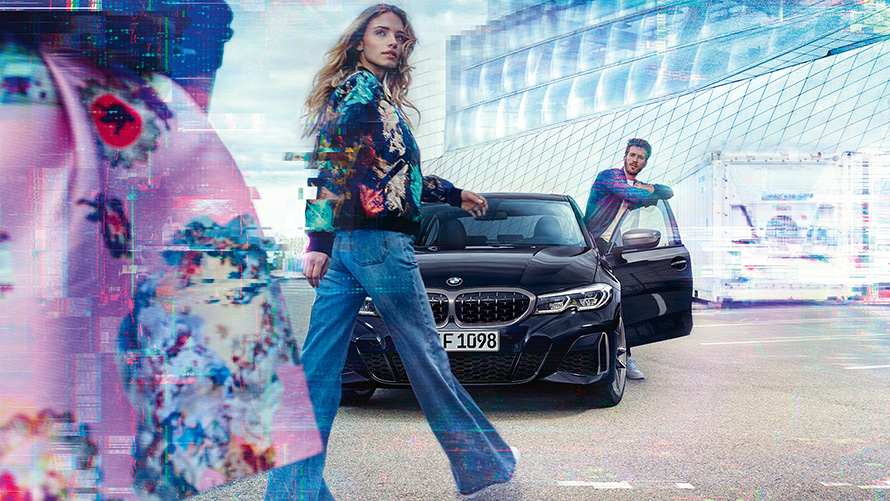 BMW M340i xDrive Sedán G20 2020 Black Sapphire metalizado con mujer y hombre