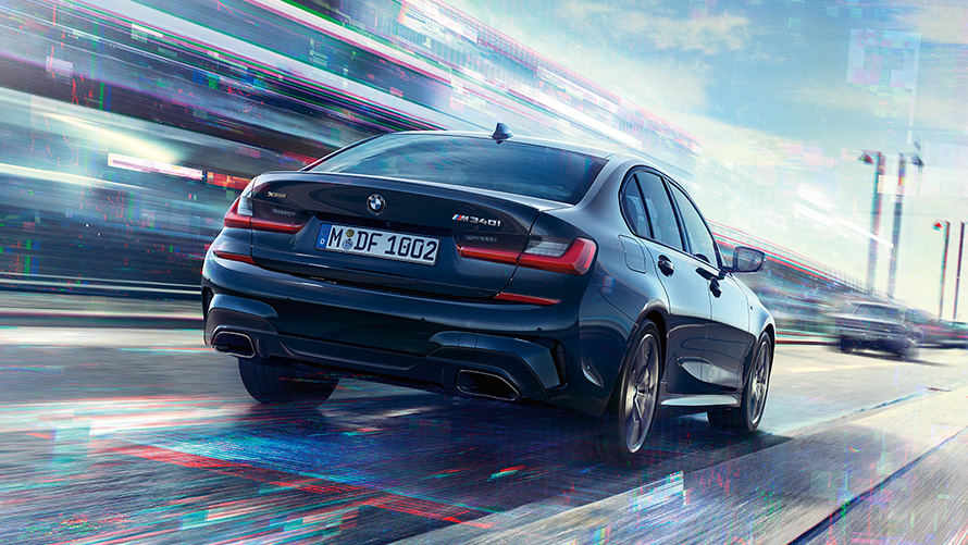 BMW M340i xDrive Sedán G20 2020 Black Sapphire metalizado Vista de tres cuartos de la zaga, en marcha