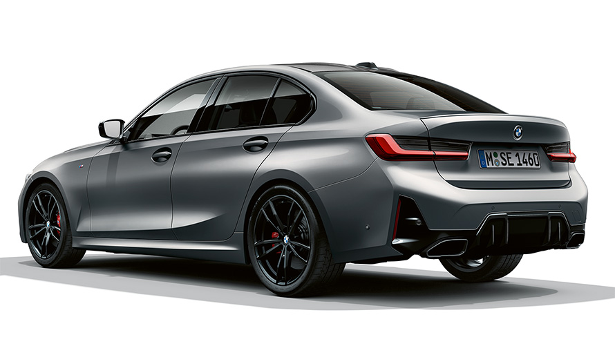 BMW M340i xDrive Berlina G20 BMW Individual Frozen Pure Grey metalizado, vista de tres cuartos de la zaga, spoiler trasero M