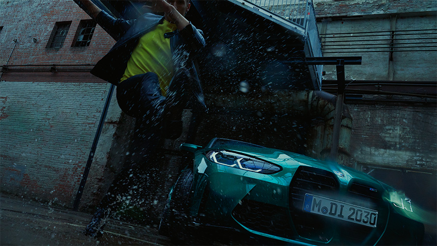 BMW M3 Sedán G80 2020 Isle of Man Green metalizado, vista del frontal, con hombre bajo la lluvia