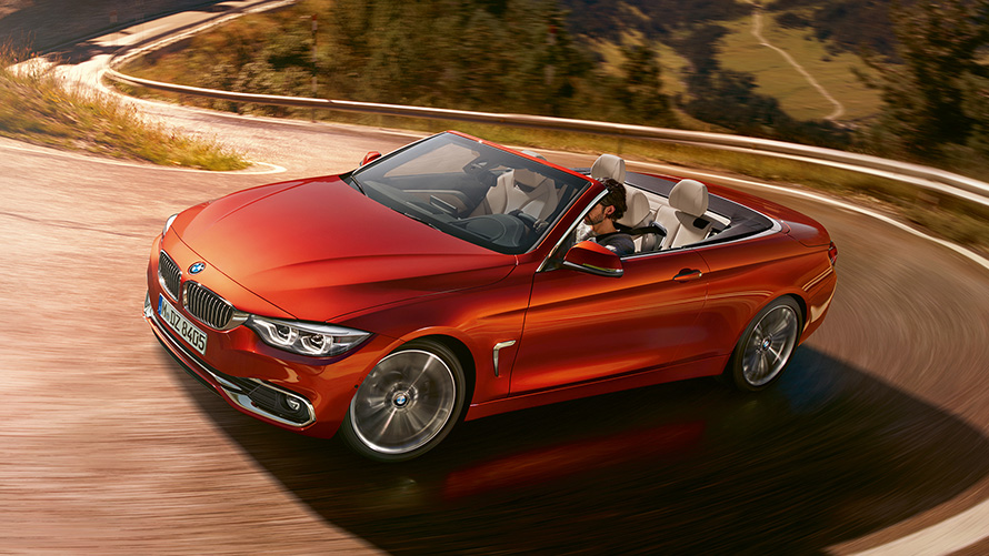 BMW Serie 4 Convertible BMW Serie 4 Convertible, vista delantera mientras conduce un camino con curvas