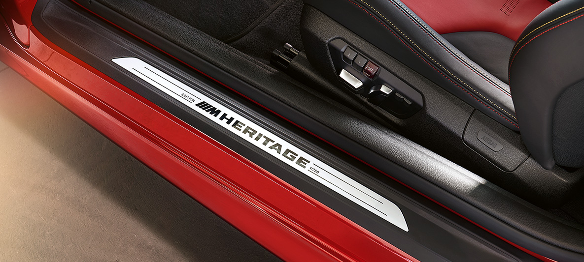 BMW M4 Coupé, M Heritage Edition, moldura de entrada BMW M4 Coupé, M Heritage Edition, edición especoal, moldura de entrada