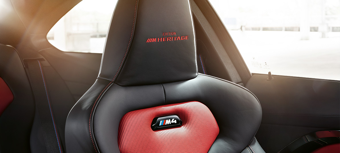 BMW M4 Coupé, M Heritage Edition M Logo BMW M4 Coupé, M Heritage Edition, edición especial, insignia M