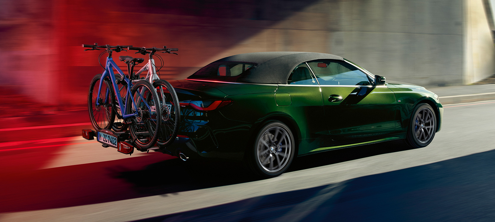 Vista de tres cuartos de la zaga con soporte para bicicletas BMW Pro 2.0, BMW Serie 4 Convertible G23 2020 BMW Serie 4 Convertible G23 2020 Sanremo Green metalizado, vista de tres cuartos de la zaga, con soporte para bicicletas BMW Pro 2.0