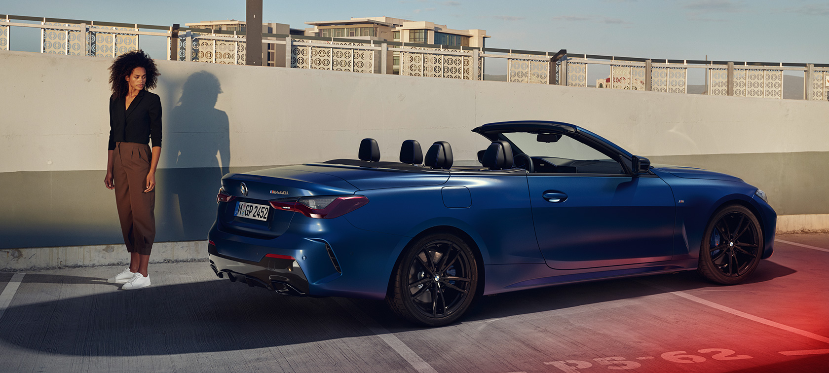 Vista de tres cuartos de la zaga BMW M440i xDrive Convertible G23 2020 BMW M440i xDrive Convertible G23 2020 BMW Individual Frozen Portimao Blau metalizado, vista de tres cuartos de la zaga con modelo