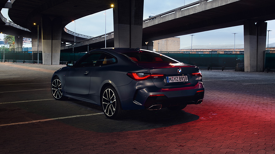 BMW M440i xDrive Coupé Arctic Race Blue metalizado G22 2020 Vista de tres cuartos de la zaga