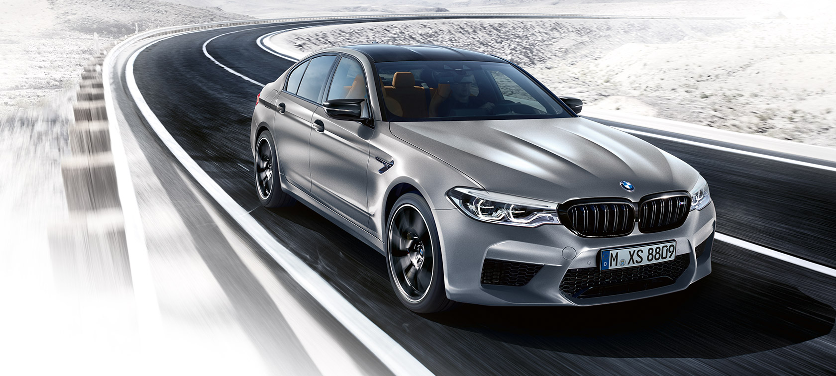 Aspectos destacados del diseño. Toma frontal de tres cuartos en movimiento del BMW M5 Competition.