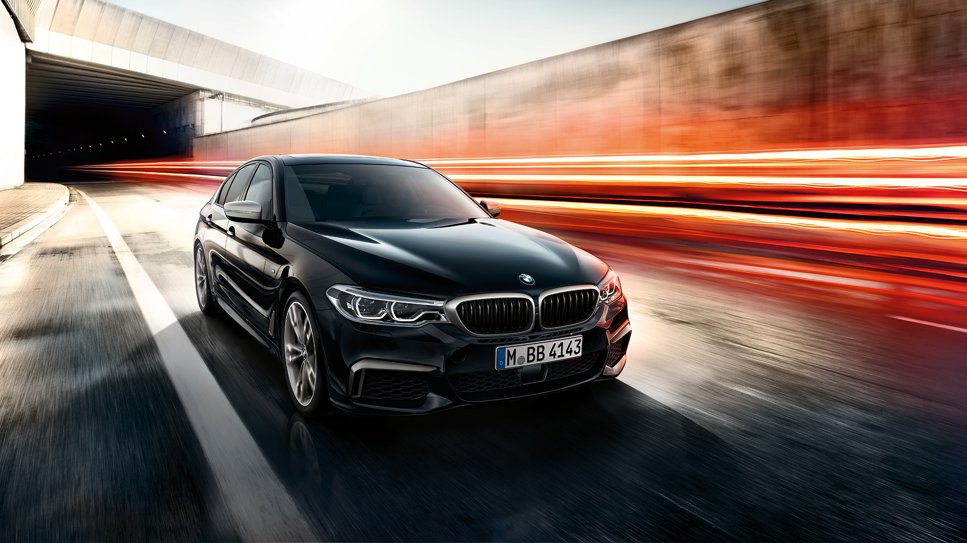 BMW M550i y BMW M550d. Toma frontal de tres cuartos en movimiento del BMW M550i y del BMW M550d.
