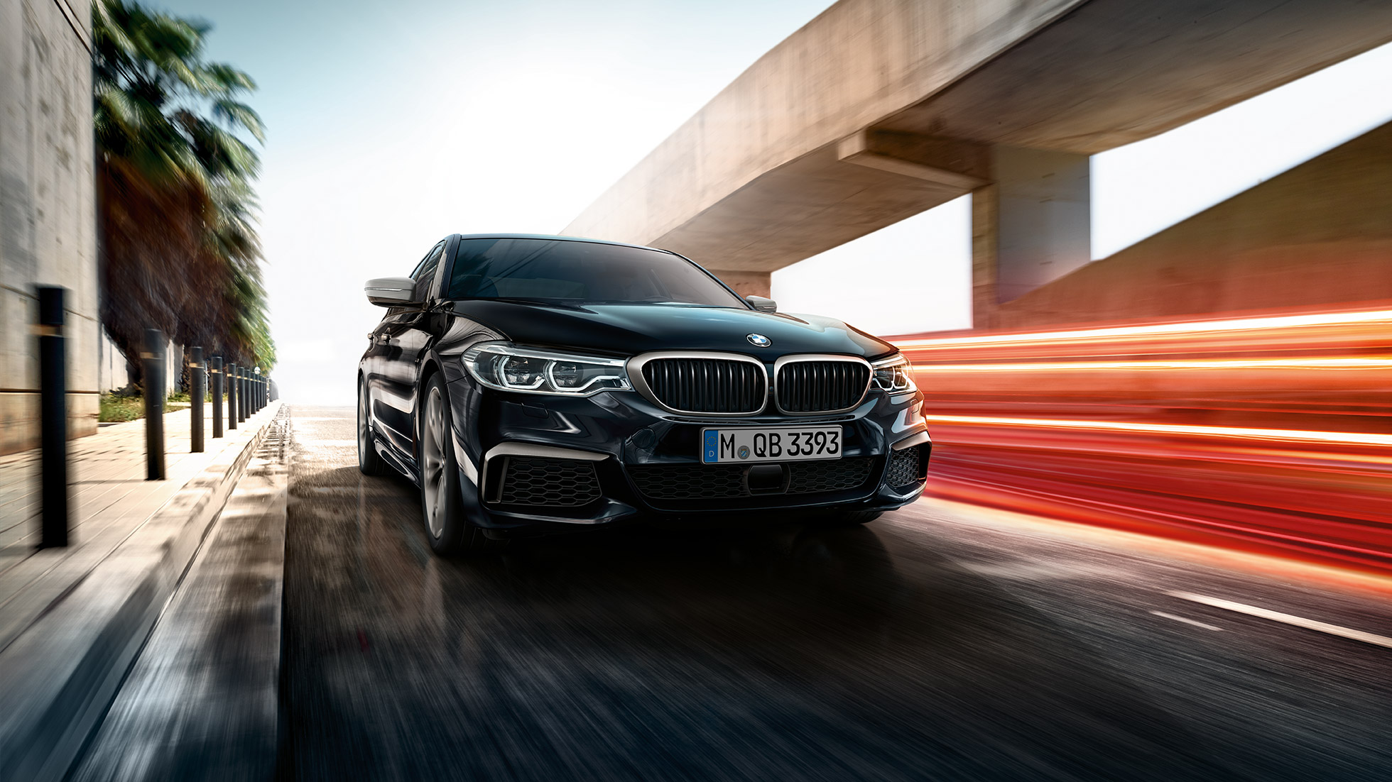 Diseño exterior. Toma frontal de tres cuartos del BMW M550i y del BMW M550d.