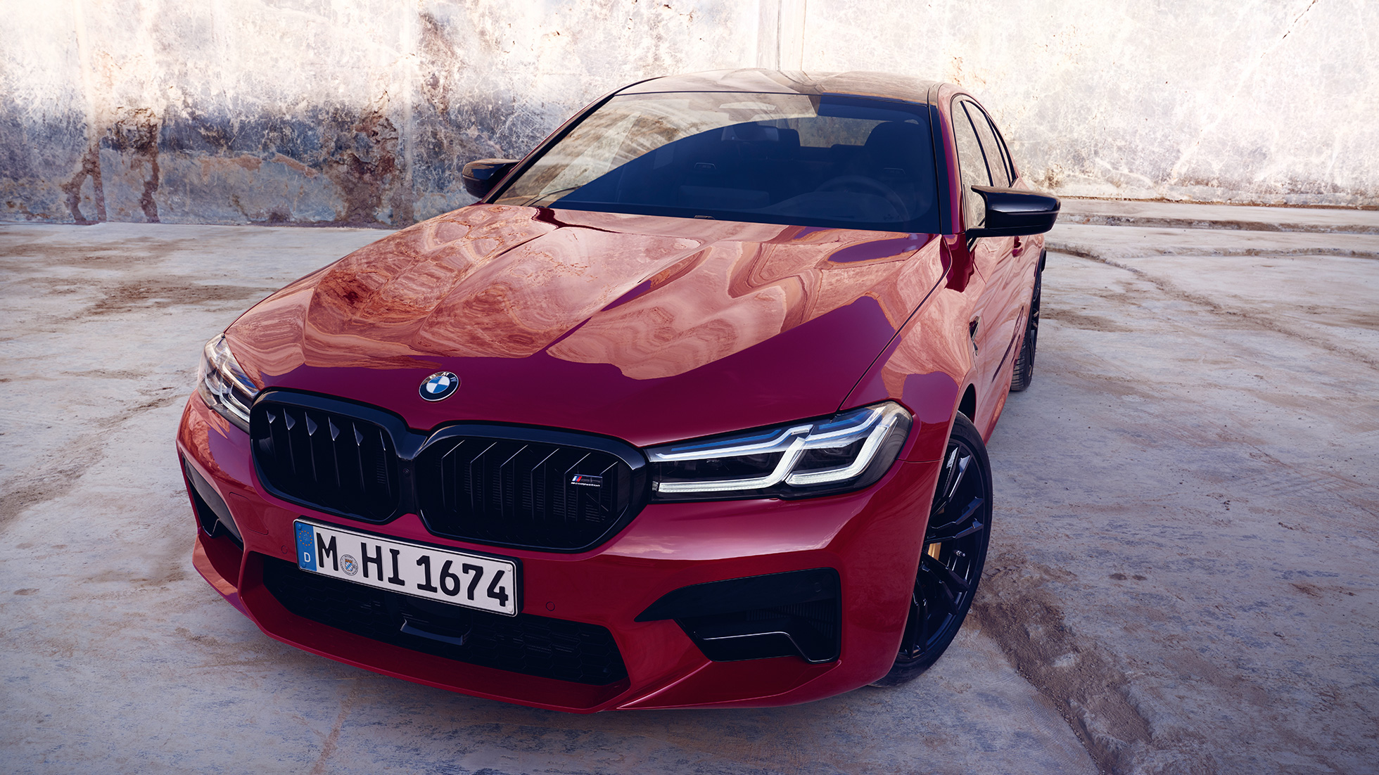 Diseño M BMW M5 Competition F90 LCI Renovación 2020 Vista de tres cuartos del frontal Diseño M BMW M5 Competition F90 LCI Renovación 2020 BMW Individual Imola Rot Vista de tres cuartos del frontal