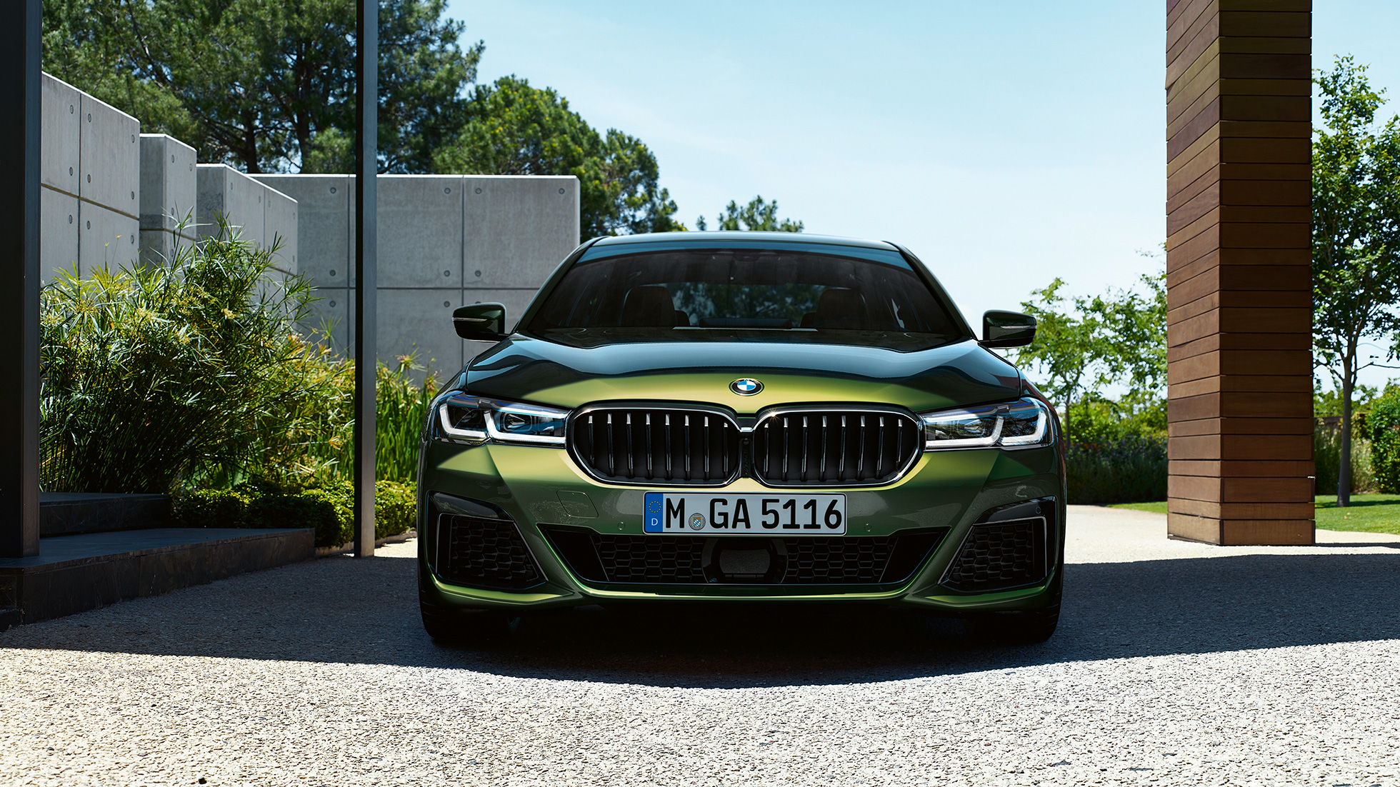 Frontal con nueva parrilla BMW M550i xDrive Sedán G30 LCI Renovación 2020 Frontal con nueva parrilla BMW M550i xDrive Sedán G30 LCI Renovación 2020 BMW Individual Verde Ermes metalizado Vista del frontal