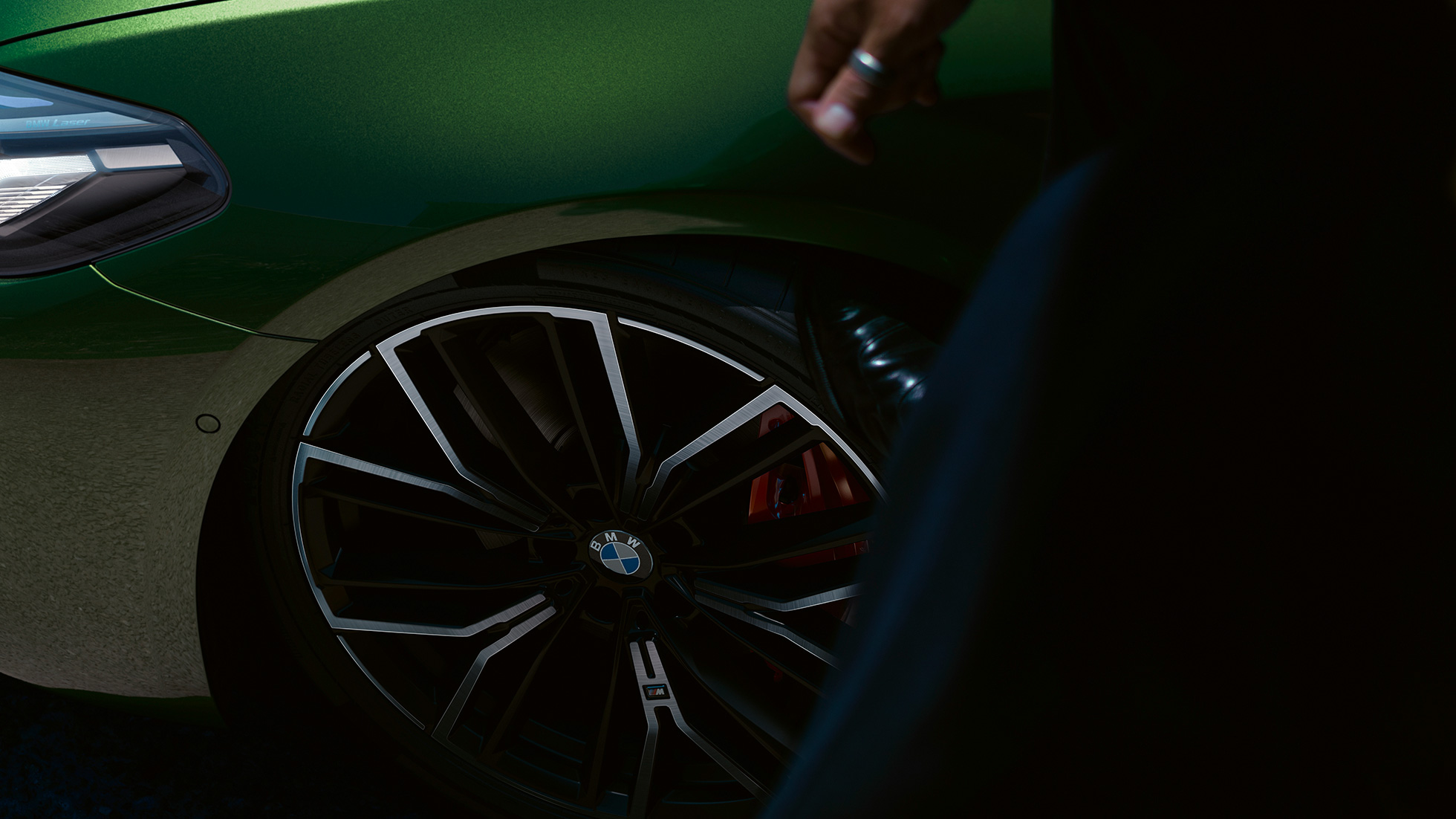 Llanta de aleación ligera M de 20 pulgadas con frenos deportivos M en rojo BMW M550i xDrive Sedán G30 LCI Renovación 2020 Llanta de aleación ligera M de 20 pulgadas con frenos deportivos M en rojo BMW M550i xDrive Sedán G30 LCI Renovación 2020