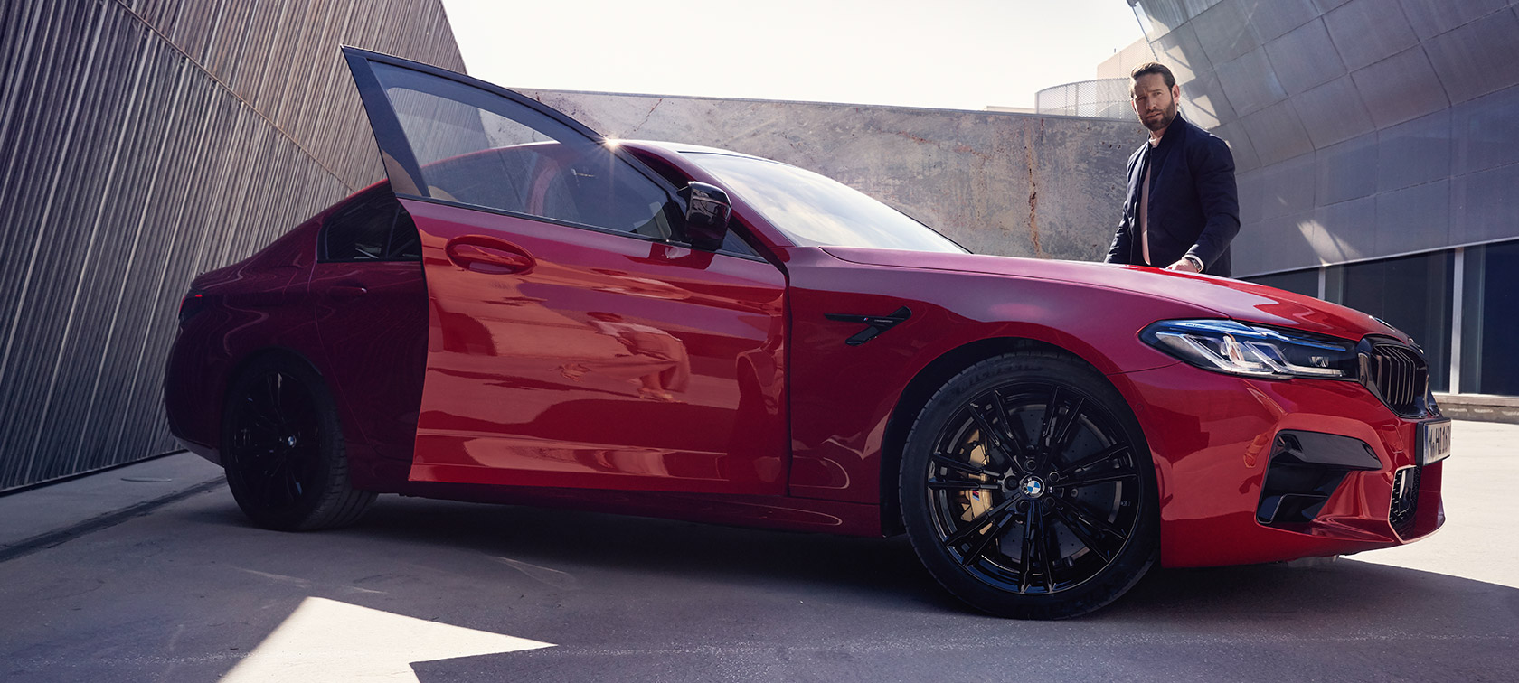 BMW M5 Competition F90 LCI Renovación 2020 Vista lateral con la puerta abierta BMW M5 Competition F90 LCI Renovación 2020 BMW Individual Imola Rot Vista lateral con la puerta abierta