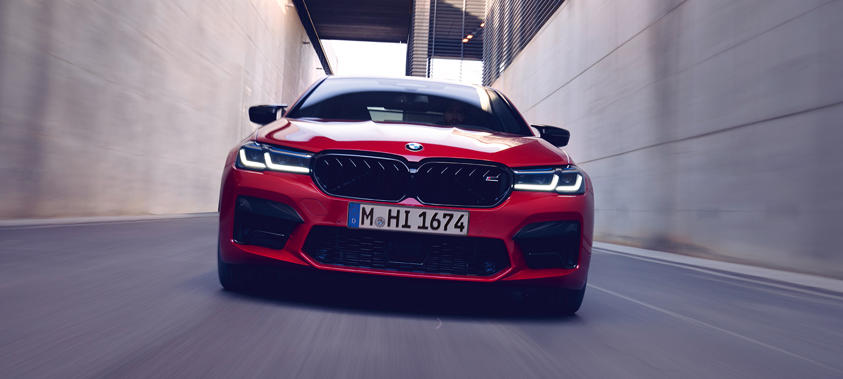 BMW M5 Competition F90 LCI Renovación 2020 Vista del frontal BMW M5 Competition F90 LCI Renovación 2020 BMW Individual Imola Rot Vista del frontal en marcha