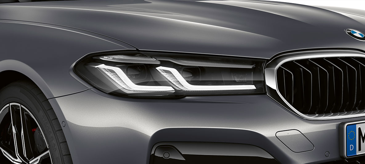 Luces delanteras de nuevo diseño BMW M5 F90 LCI Renovación 2020 Vista del frontal Luces delanteras de nuevo diseño BMW M5 F90 LCI Renovación 2020 Brands Hatch Grau metalizado Vista del frontal