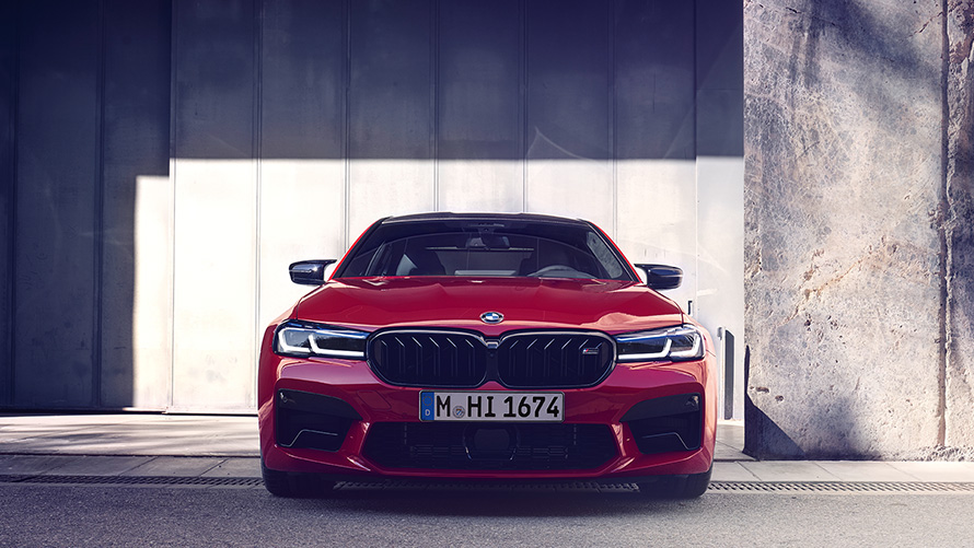 Vista frontal del coche deportivo M5 Competition