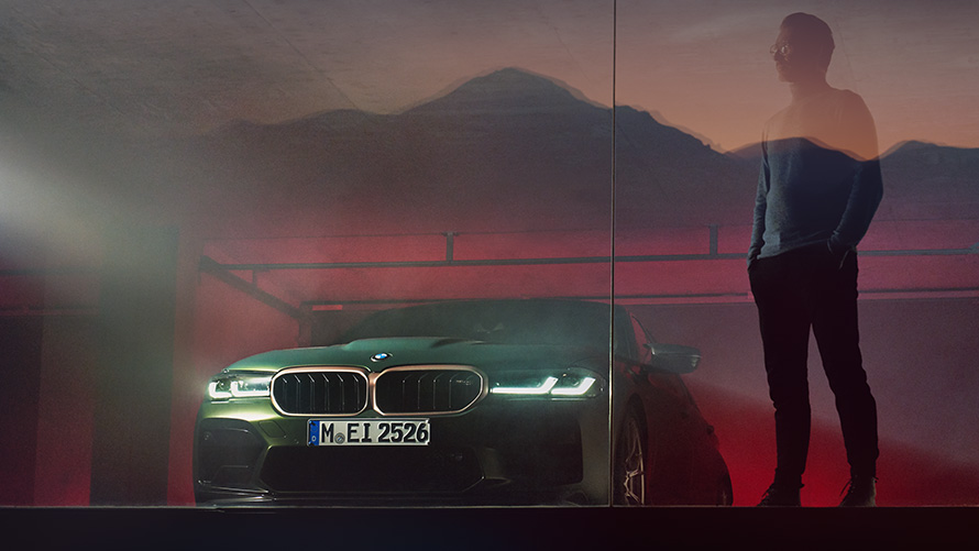 Siente la potencia del auto deportivo M550i xDrive Coche deportivo M550i xDrive en niebla