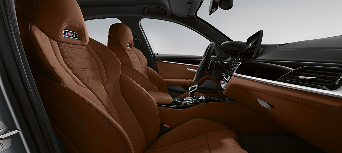 Coche deportivo M5 con asientos de cuero Tartufo Asientos de cuero Tartufo en el carro deportivo de lujo M5