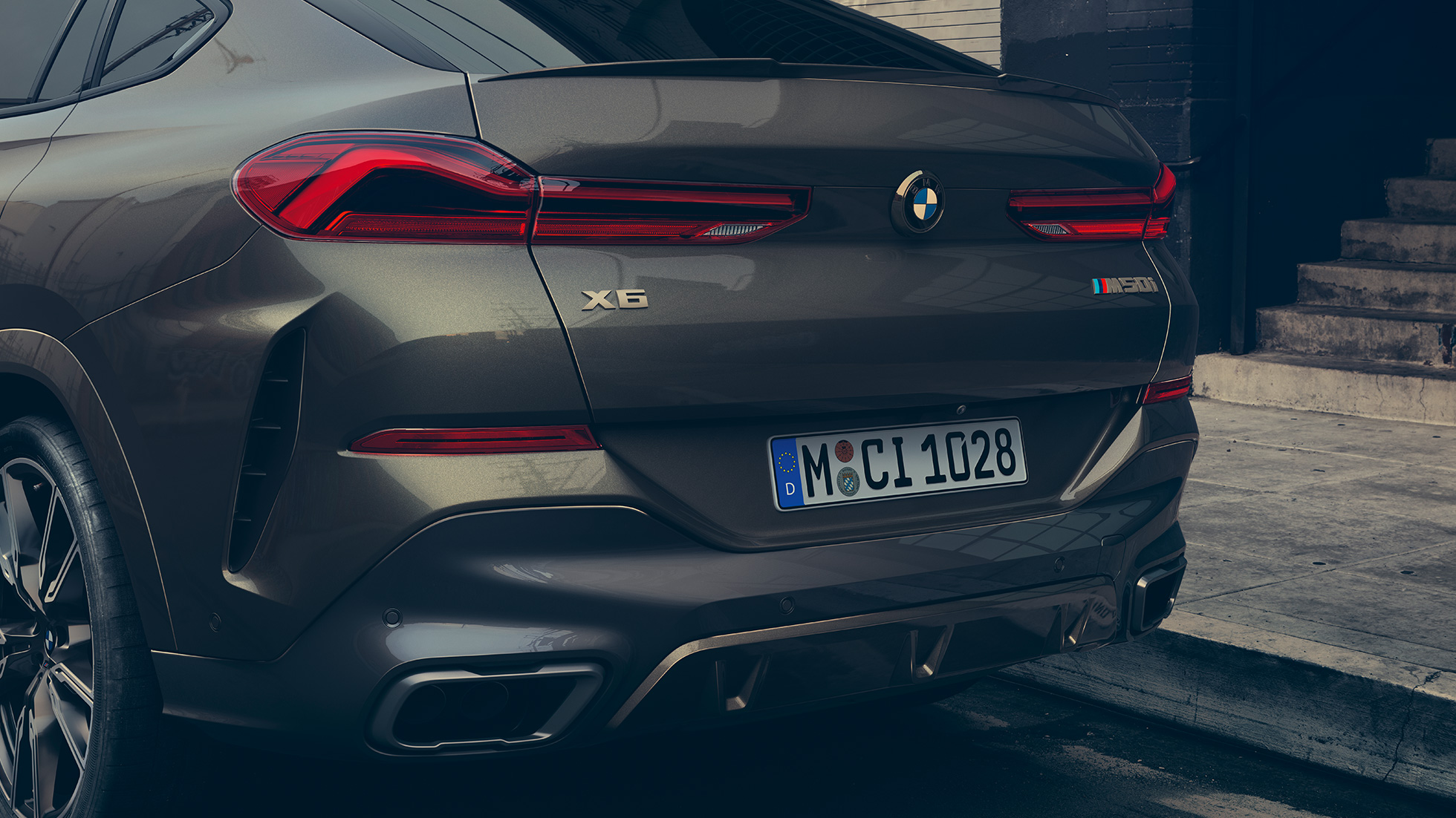 Parte trasera del BMW M50i. Acercamiento de la parte trasera del BMW X6 M50i.