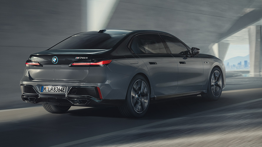 BMW M760e xDrive Sedán G70 Paquete M Performance BMW M760e xDrive Sedán G70 Paquete M Performance, BMW, pintura bicolor BMW Individual Black Sapphire metalizado BMW Individual Dravit Grey metalizado, vista de tres cuartos de la zaga, en marcha por la carretera.