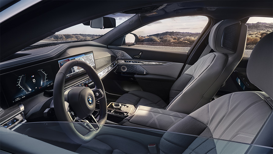 My Mode Sport BMW M760e xDrive Berlina G70 Vista desde el exterior hacia el interior a través de una ventanilla medio abierta