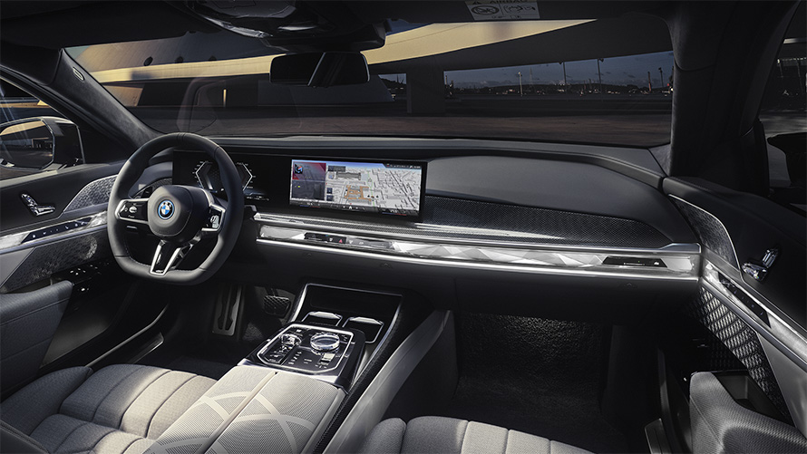 Puesto de conducción interior BMW M760e xDrive Berlina G70 Vista desde el acompañante