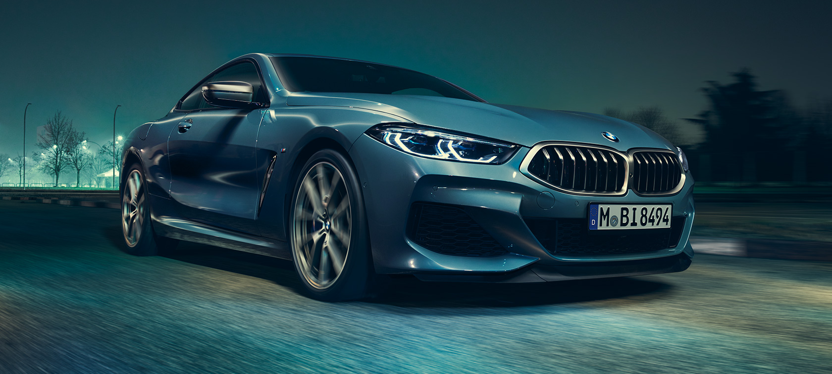 BMW M850i xDrive Coupé, vista frontal tres cuartos. BMW M850i xDrive Coupé en Barcelona Blue metálico, vista frontal tres cuartos conduciendo.
