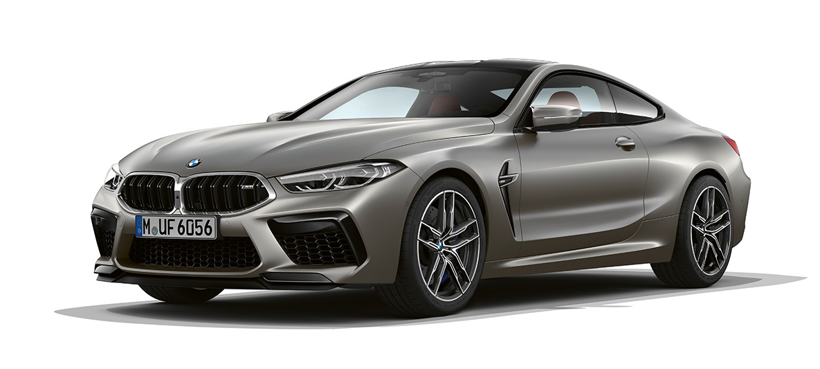 BMW M8 Coupé, vista lateral tres cuartos con frontal. BMW M8 Coupé en Frozen Dark Silver, vista lateral tres cuartos con frontal.