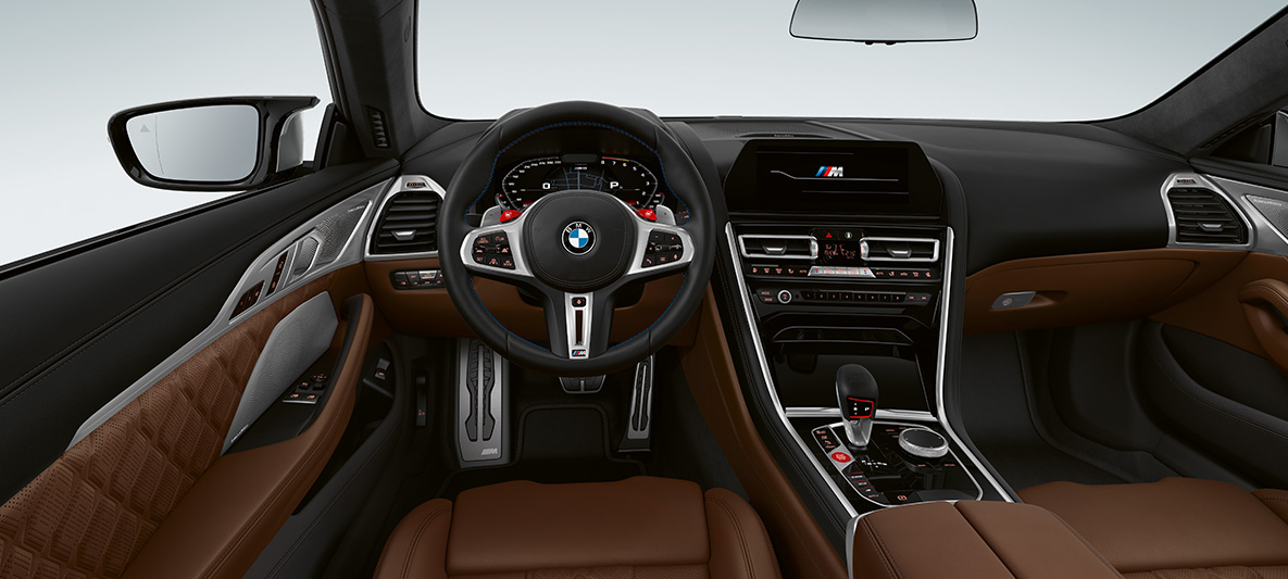 BMW M8 Coupé, cabina. BMW M8 Coupé, cabina con volante de cuero M con botones M1/M2 en rojo.