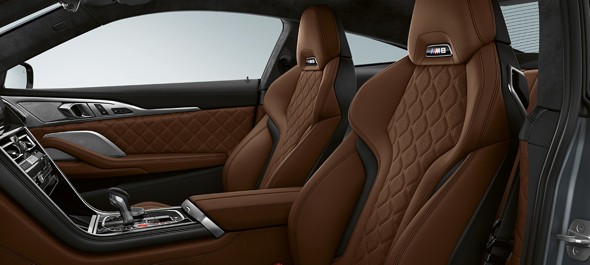Asientos M Sport con logo M. BMW M8 Coupé, interior con asientos M Sport totalmente en cuero ‘Merino’ Taruma Brown con vetas finas.