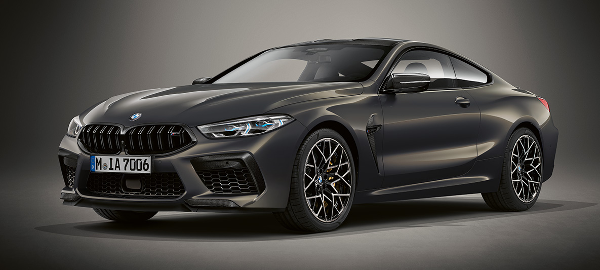 BMW Individual M8 Coupé en BMW Individual Frozen Dark Silver metálico. BMW Individual M8 Coupé en BMW Individual Frozen Dark Silver metálico, vista frontal tres cuartos.