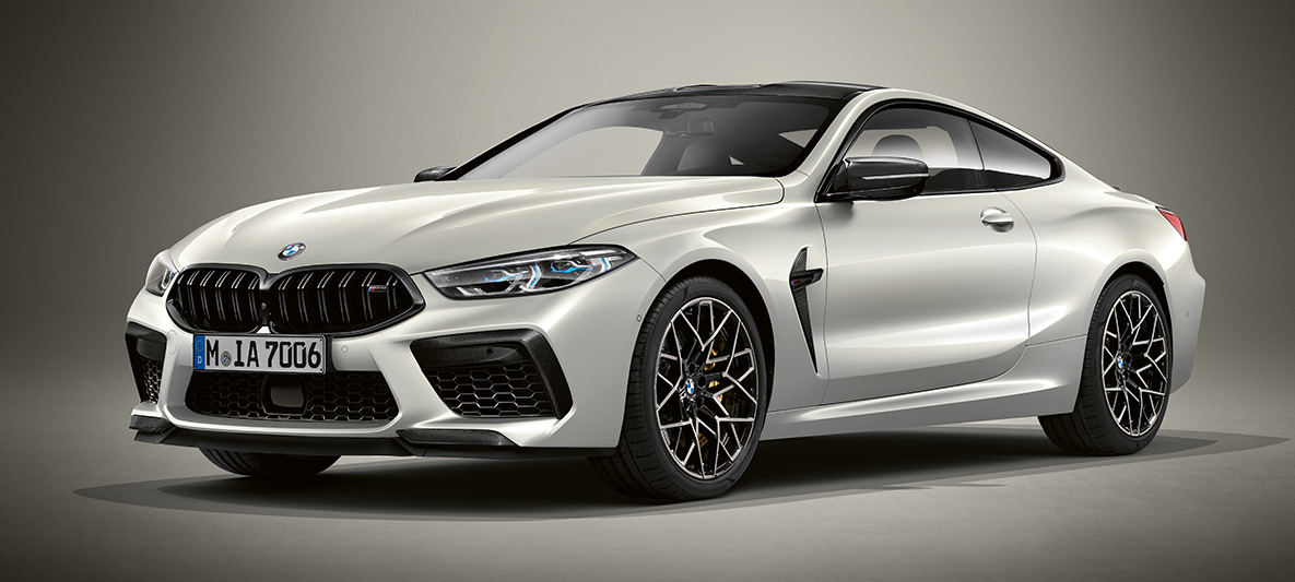 BMW Individual M8 Coupé en BMW Individual Brilliant White metálico. BMW Individual M8 Coupé en BMW Individual Brilliant White metálico, vista frontal tres cuartos.