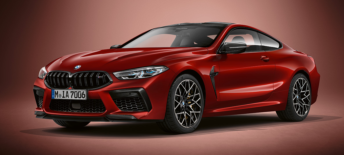 BMW Individual M8 Coupé en BMW Individual Aventurine Red metálico. BMW Individual M8 Coupé en BMW Individual Aventurine Red metálico, vista frontal tres cuartos.