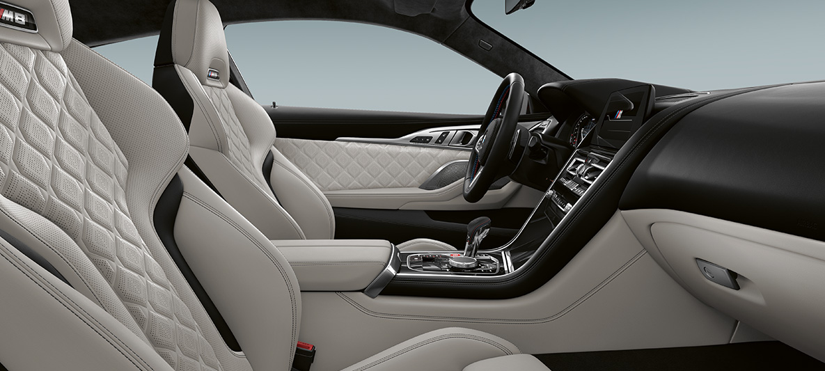 Interior completamente en cuero 'Merino' | Silverstone de vetas finas y molduras interiores Piano Finish Black de BMW Individual. BMW Individual M8 Coupé, interior completamente en cuero 'Merino' | Silverstone de vetas finas y molduras interiores Piano Finish Black de BMW Individual.
