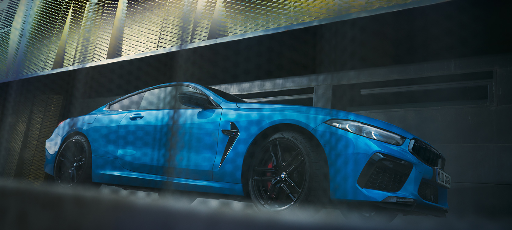 Nuevo BMW M8 Competition Coupé F92 LCI Renovación 2022 BMW Individual Daytona Beach Blue sólido, vista lateral, parado, ante un edificio, perspectiva desde ángulo inferior