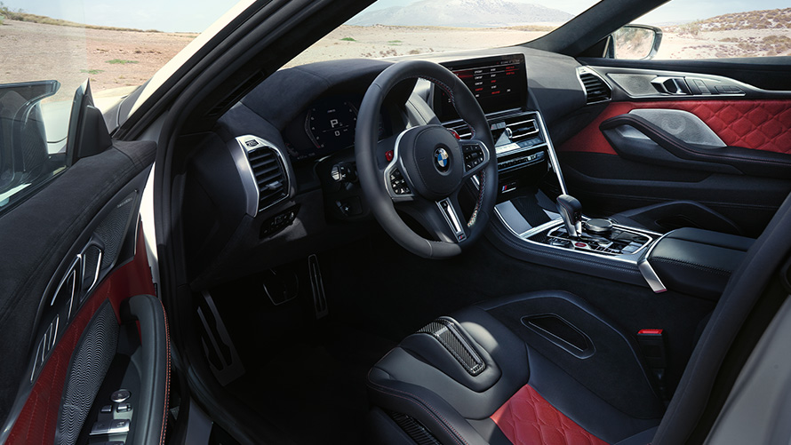 Nuevo BMW M8 Competition Gran Coupé F93 LCI Renovación 2022 vista del interior con la puerta abierta