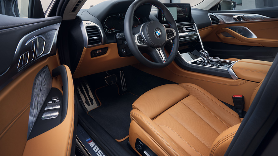 Nuevo BMW M850i xDrive Gran Coupé G16 LCI Renovación 2022 interior, puesto de conducción a través de la puerta del conductor abierta