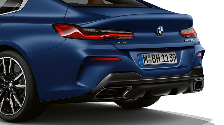 Nuevo BMW M850i xDrive Gran Coupé G16 LCI Renovación 2022 vista de tres cuartos de la zaga, parte trasera en detalle