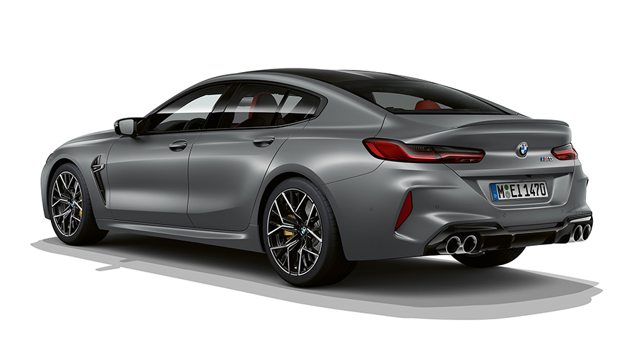 Nuevo BMW M8 Gran Coupé F93 LCI Renovación 2022 BMW Individual Frozen Pure Grey metalizado, vista de tres cuartos de la zaga