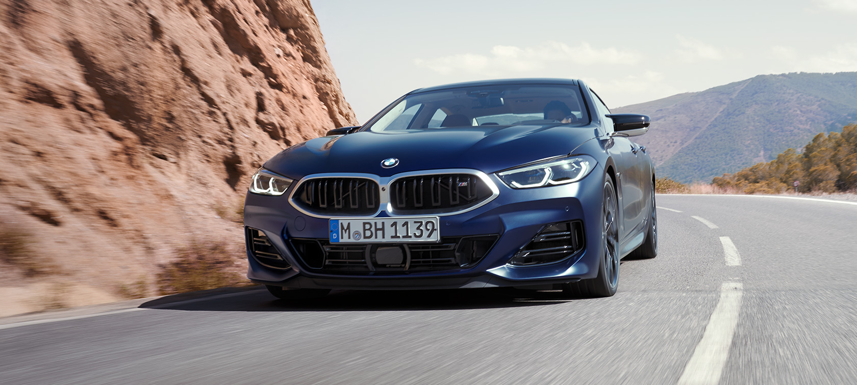 Vista de tres cuartos del frontal, en marcha, Nuevo BMW M850i xDrive Gran Coupé G16 LCI Renovación 2022 Nuevo BMW M850i xDrive Gran Coupé G16 LCI Renovación 2022 BMW Individual Frozen Tanzanite Blue metalizado, vista de tres cuartos del frontal, en marcha, en una curva