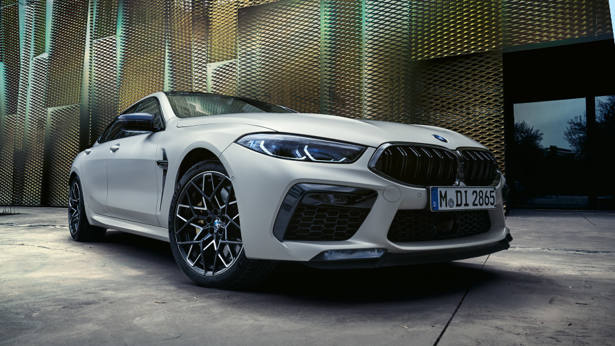 Vista de tres cuartos del frontal nuevo BMW M8 Competition Gran Coupé F93 LCI 2022 Nuevo BMW M8 Competition Gran Coupé F93 LCI Renovación 2022 BMW Individual Frozen Brilliant White metalizado, vista de tres cuartos del frontal, perspectiva desde ángulo inferior